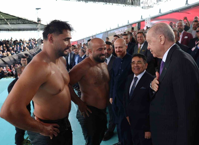 Cumhurbaşkanı Erdoğan, Yağlı Güreş Cumhurbaşkanlığı Kupası’nı takip etti
