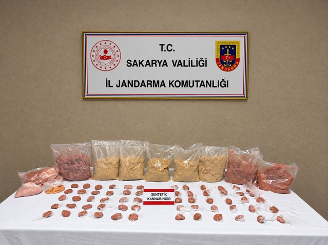 Sakarya Serdivan'da 19 kilo 582 gram uyuşturucu operasyonunda 2 zanlı tutuklandı