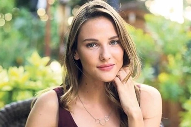 Alina Boz'dan karnı burnunda yeni pozlar! Kızını kucağına almak için gün sayıyor