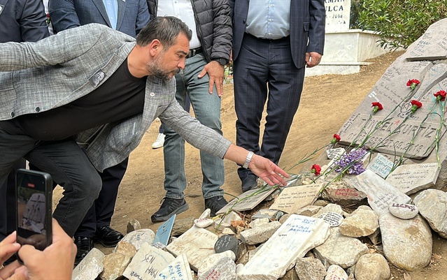 Tuncel Kurtiz, Edremit Çamlıbel'deki kabri başında vefatının 13. yılında anıldı