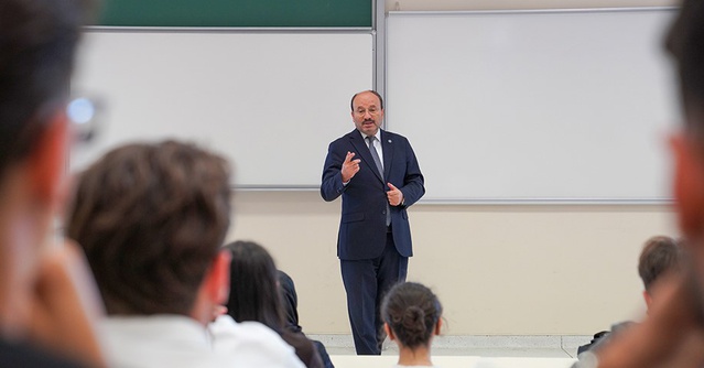 Rektör Çakmak, ETÜ'nün ilk dersinde 'Terörsüz Türkiye' sürecini değerlendirdi