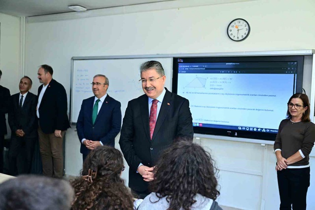 Eskişehir Valisi Yılmaz, Kanatlı Anadolu Lisesi'nde öğrencilerin taleplerini dinledi