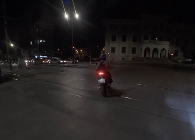 Eskişehir Odunpazarı'nda motosikletlinin ters yöne girmesi kask kamerasına yansıdı