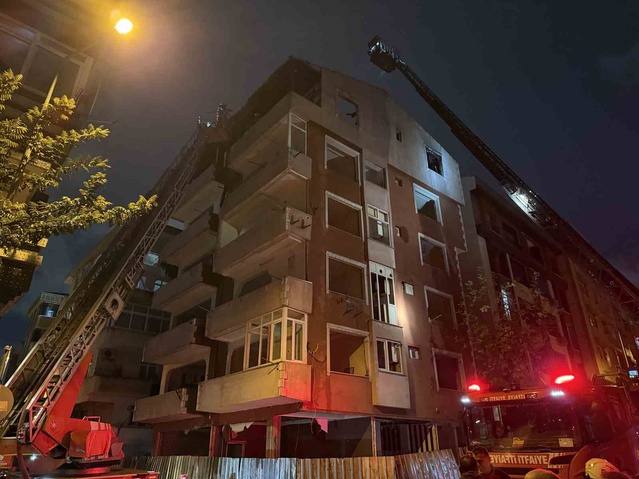 Güngören'de dönüşüm için boşaltılan 5 katlı binanın çatısındaki yangın söndürüldü