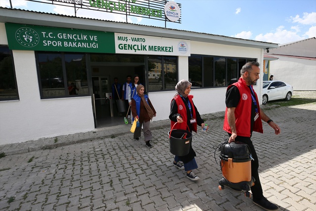 Muş Varto'da Gençlik Merkezi gönüllüleri, 15 yaşlının evini temizledi