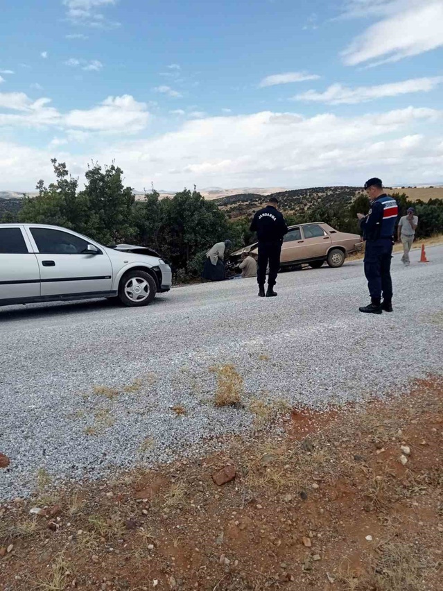 Eskişehir Sivrihisar'da kafa kafaya çarpışan iki otomobilde 1'i ağır 2 kişi yaralandı