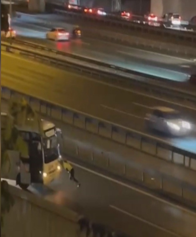 Sultangazi TEM'de arızalanan midibüs, kadın trafik polisi ve sürücülerce itildi