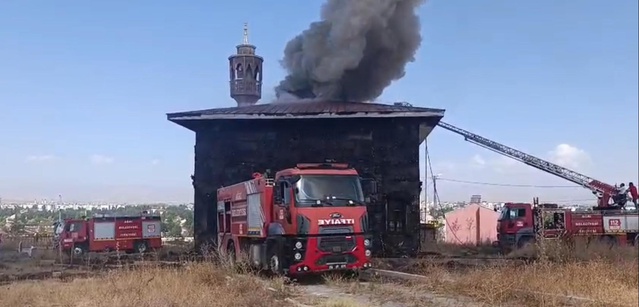 Ağrı'da ibadete açılmayan caminin çatısında çıkan yangın söndürüldü