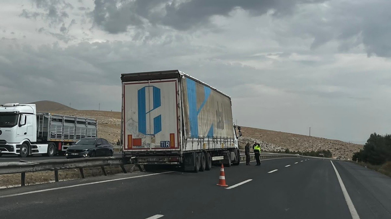 Ankara karayolunda tır bariyerlere çarptı