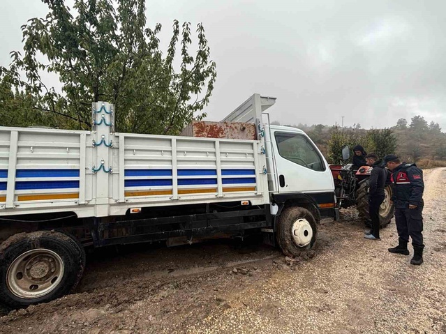 Bilecik İnhisar'da çamura saplanan kamyonet jandarma traktörüyle çıkarıldı