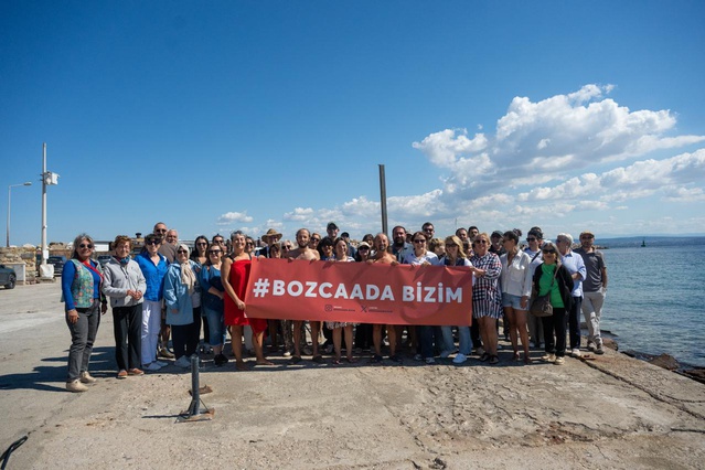 Bozcaada'da gönüllüler yat rıhtımı projesine denize girerek tepki gösterdi