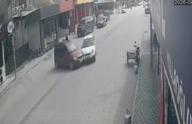 Osmaniye Toprakkale'de iki otomobil çarpıştı, kaza anı kamerada, 2 kişi yaralandı