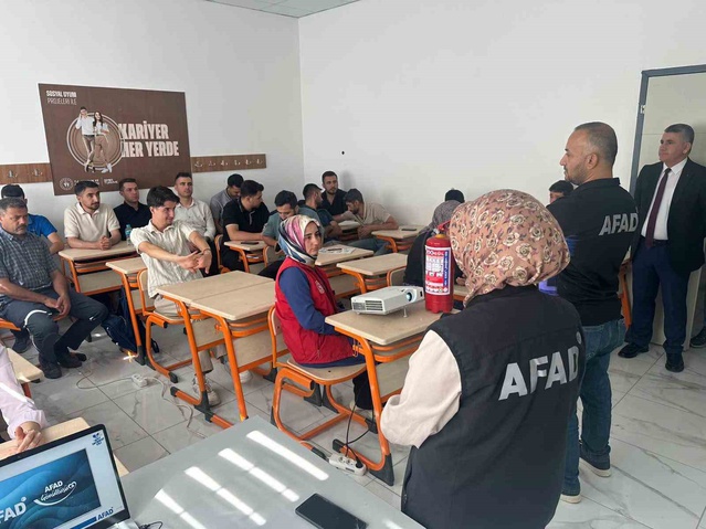 Adıyaman Çelikhan'da AFAD, spor personeline deprem tatbikatı ve yangın eğitimi verdi