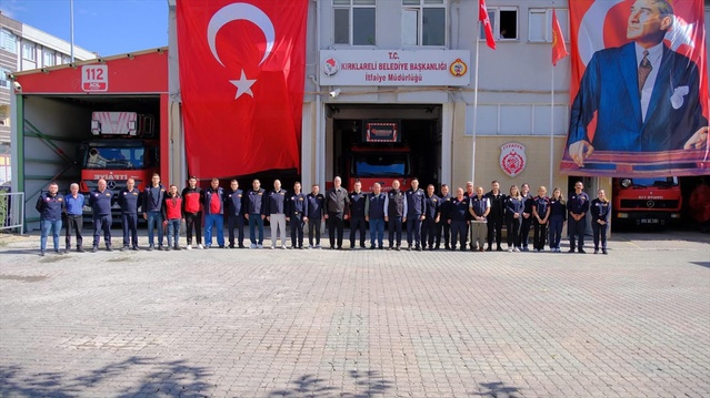 Kırklareli Belediye Başkanı Bulut, 41 yıllık itfaiyeci Yavuz'a plaket takdim etti