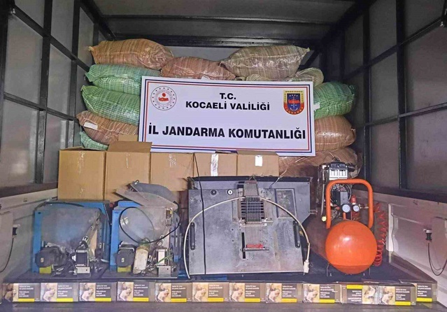Kocaeli Darıca'da jandarma operasyonunda 4 milyon TL'lik kaçak ürün ele geçirildi