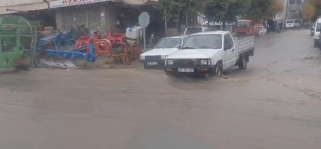 Kayseri Develi'de sağanak yağış sürücülere zor anlar yaşattı, yollarda su birikti