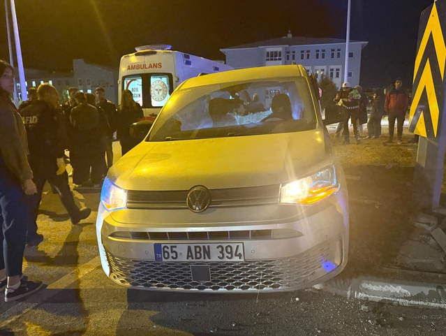 Bitlis'te üniversite önünde minibüs ile hafif ticari araç çarpıştı, 6 kişi yaralandı