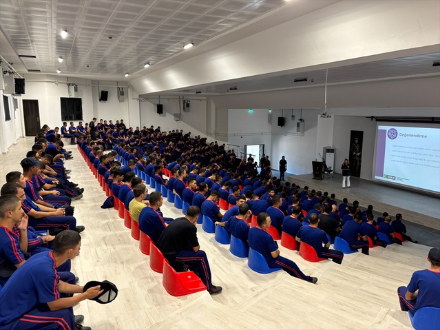 Yeşilay Çanakkale Şubesi, Jandarma'da 800 kişiye bağımlılık eğitimi verdi