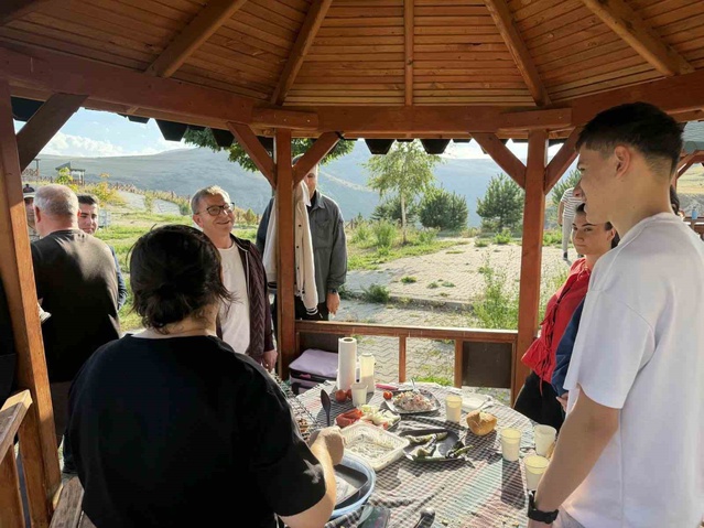 Kars Valisi Ziya Polat, Susuz Şelalesi'nde piknik yapan vatandaşlarla sohbet etti
