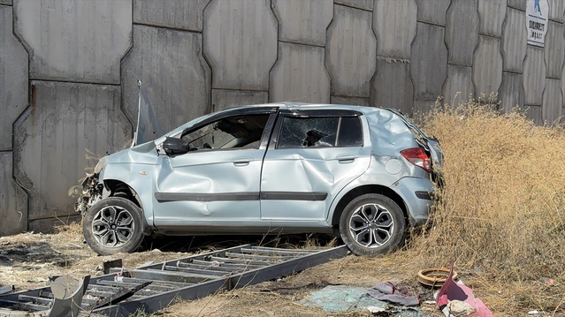 Niğde'de üst geçitten düşen otomobilin sürücüsü hastanede tedaviye alındı
