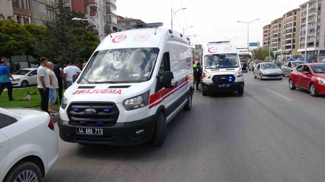 Malatya'da otomobil trambüs direğine çarptı, 2'si çocuk 4 kişi yaralandı