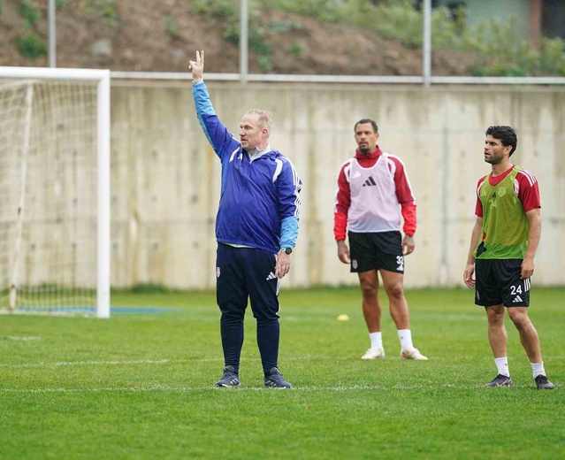Taç antrenörü Gronnemark, Pendikspor'un Bolu kampında çalışmalara başladı