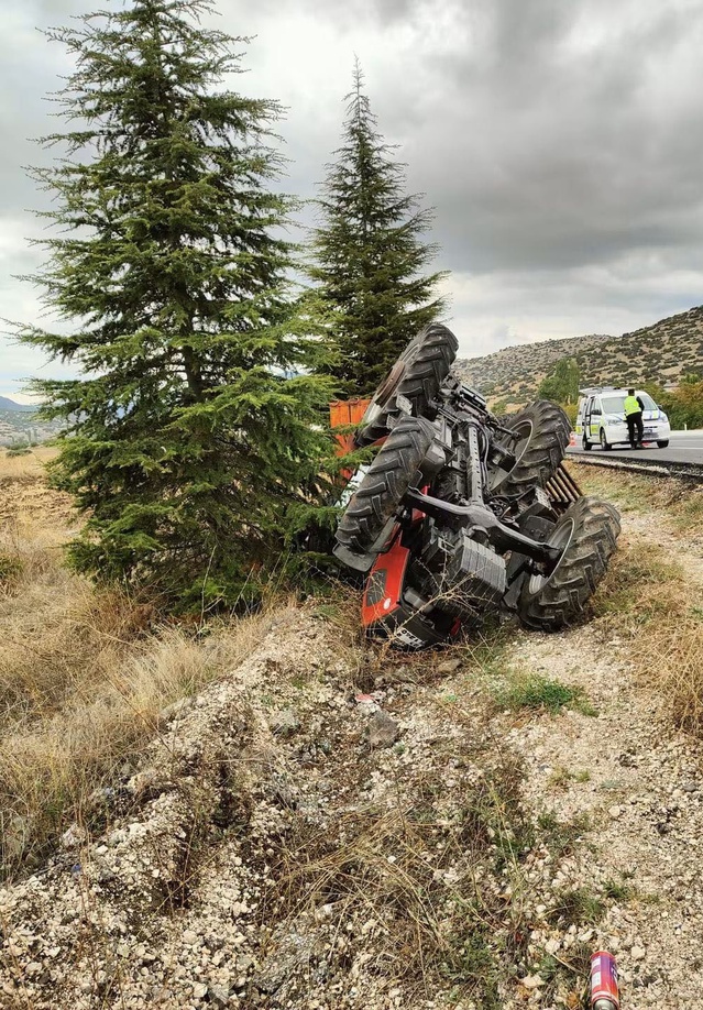 Burdur Çavdır'da traktör şarampole devrildi, yaralı sürücü hastaneye kaldırıldı