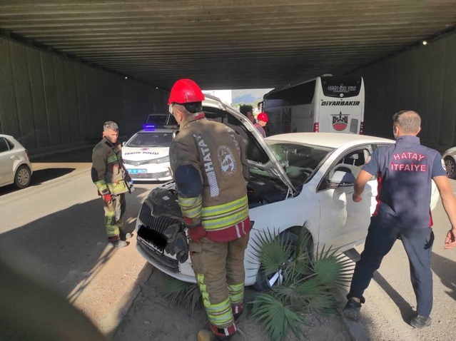 Hatay İskenderun Dumlupınar'da yan yatan otomobildeki 2 kişi yaralandı