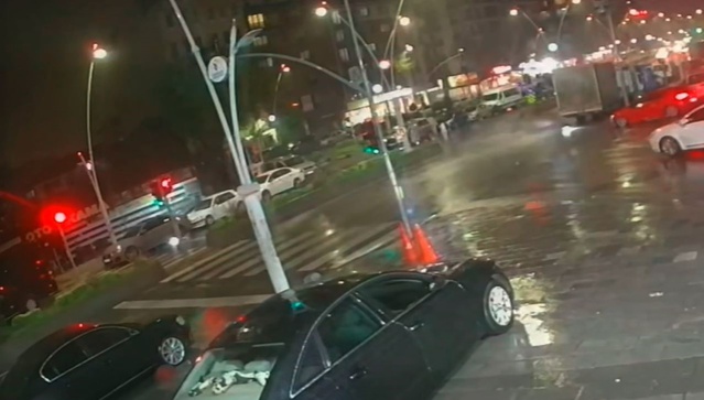 Esenler'de kaygan yolda motosiklet kamyonetin altına girdi, sürücü hafif yaralandı