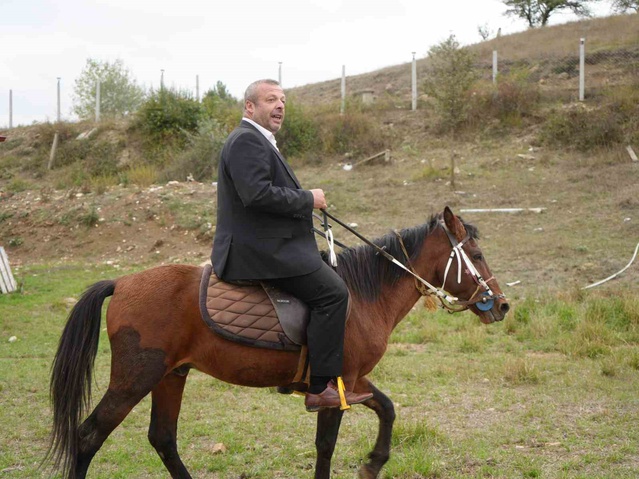 Kastamonu Seydiler'de muhtar atıyla gelin arabasının önünü kesip bahşiş aldı