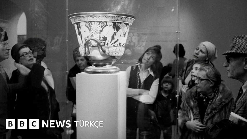 'Bu, gömülü bir hazinenin hikayesi': Milyon dolarlık çömlekleri yağmalayan 1970'lerin mezar soyguncuları