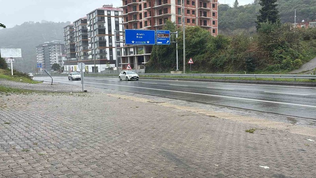 Trabzon Arsin'de motosiklet trafik levhasına çarptı, 17 yaşındaki sürücü yaralandı