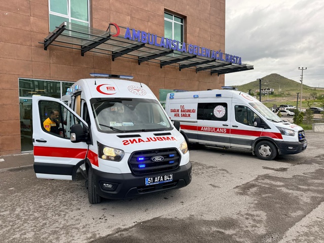 Niğde Bor'da TIR ile hafif ticari aracın çarpışmasında 2 kişi öldü, 1 kişi yaralandı