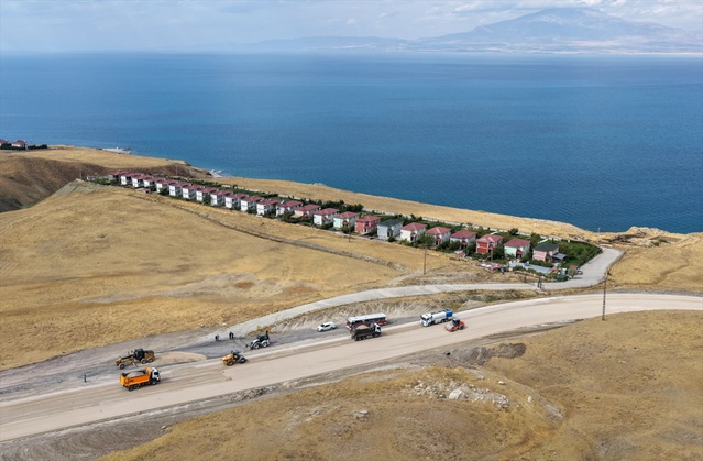 Van Gölü Sahil Yolu Projesi'nde 30 kilometrelik bölümde yoğun çalışma yürütülüyor