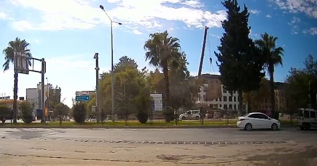 Adıyaman Yenipınar'da inşaatta vinçten düşen beton blok korkuttu, ölü yaralı yok