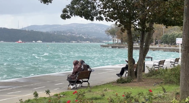 İstanbul'da fırtına uyarısı sonrası Sarıyer'de denizde dalgalar oluştu