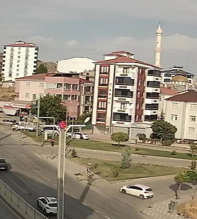 Elazığ'da el freni çekilmeyen otomobil refüje çarpıp tarlaya girdi, o anlar kamerada