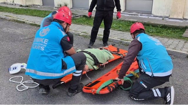 Kars Sarıkamış'ta 6.5 büyüklüğünde deprem tatbikatında 2 yaralı sevk edildi