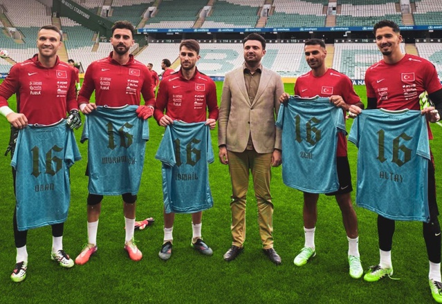 Bursaspor altyapısından yetişen 5 milli, Başkan Çelik'ten Fetih forması aldı