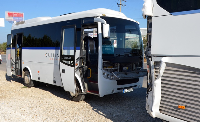 Antalya Serik'te servis midibüsü duran tur otobüsüne çarptı, 1'i ağır 6 yaralı oldu