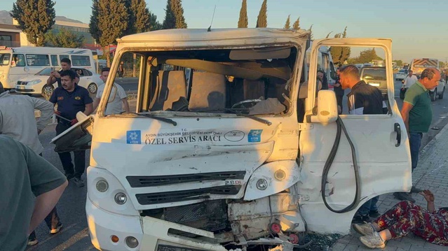 Aydın İncirliova'da beton mikseri iki servis aracına çarparak 10 kişiyi yaraladı