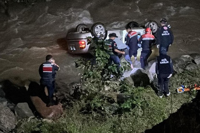 Dereye uçan otomobilde can pazarı! Sürücü kurtarılamadı