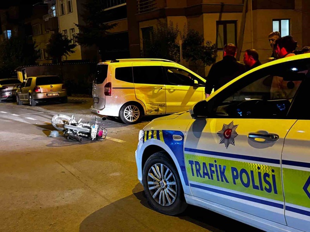 Kütahya Tavşanlı'da hafif ticari araçla çarpışan motosiklette 1 kişi yaralandı