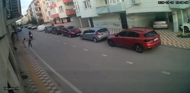 Bursa Karacabey'de yola çıkan çocuğa motosiklet çarptı, çocuk hastaneye kaldırıldı