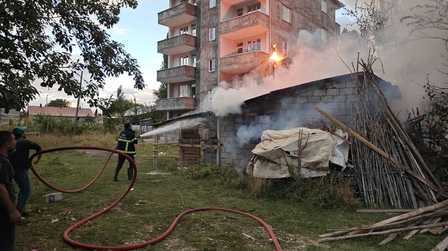 Muş'ta tandır yakılırken odunlukta çıkan yangın elektrik direğine sıçradı, itfaiye söndürdü