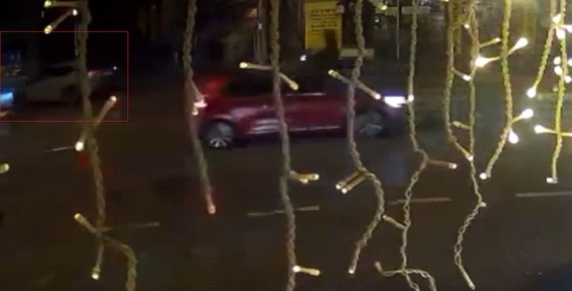 Eskişehir'de kontrolden çıkan SUV, konteyner ve panoya çarptı, kıvılcımlar kamerada