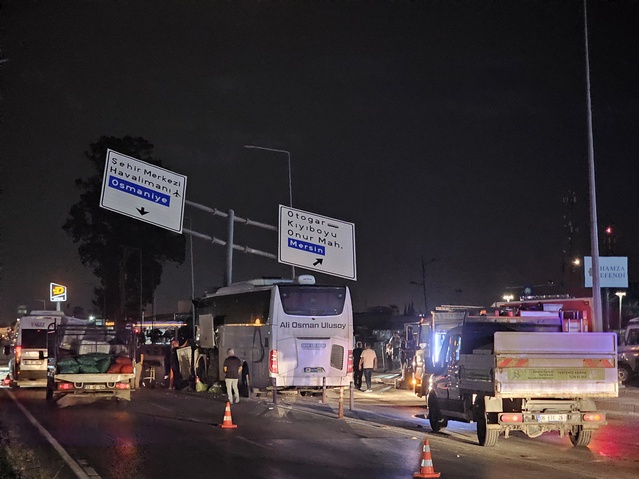 Hatay'dan Giresun'a giden otobüs Adana'da yön tabelası direğine çarptı: 11 yaralı