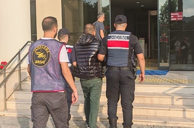 JASAT, İzmir Selçuk'ta 60 suçtan aranan şahısı kıskıvrak yakaladı