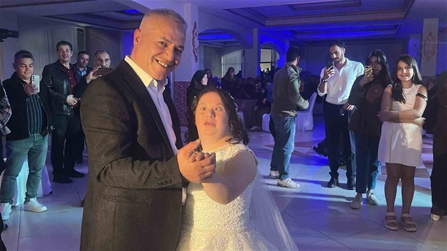 Yozgat'ta Down sendromlu 22 yaşındaki Yağmur, temsili düğünle gelinliğini giydi