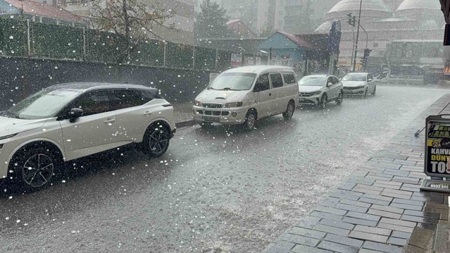 Bitlis Tatvan'da etkili olan sağanak, ceviz büyüklüğünde doluyla yolları göle çevirdi